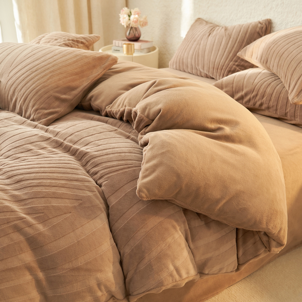 91家纺网 家纺一手货源 找家纺 寐绸家纺 2025秋冬新款230g牛奶绒曲线雕花四件套 宽条曲线四件套-奶茶咖