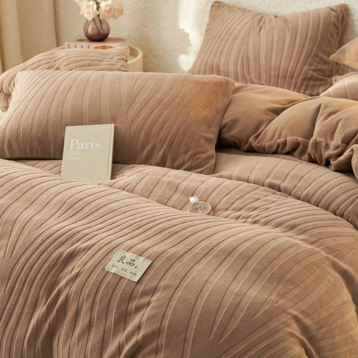 91家纺网 家纺一手货源 找家纺 寐绸家纺 2025秋冬新款230g牛奶绒曲线雕花四件套 宽条曲线四件套-奶茶咖