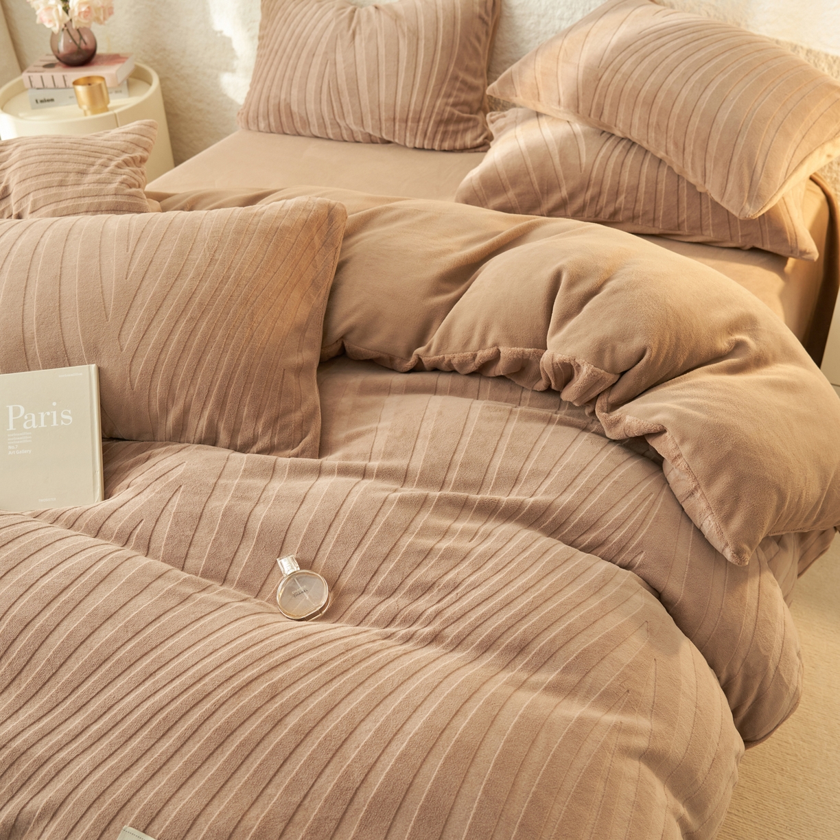 91家纺网 家纺一手货源 找家纺 寐绸家纺 2025秋冬新款230g牛奶绒曲线雕花四件套 宽条曲线四件套-奶茶咖