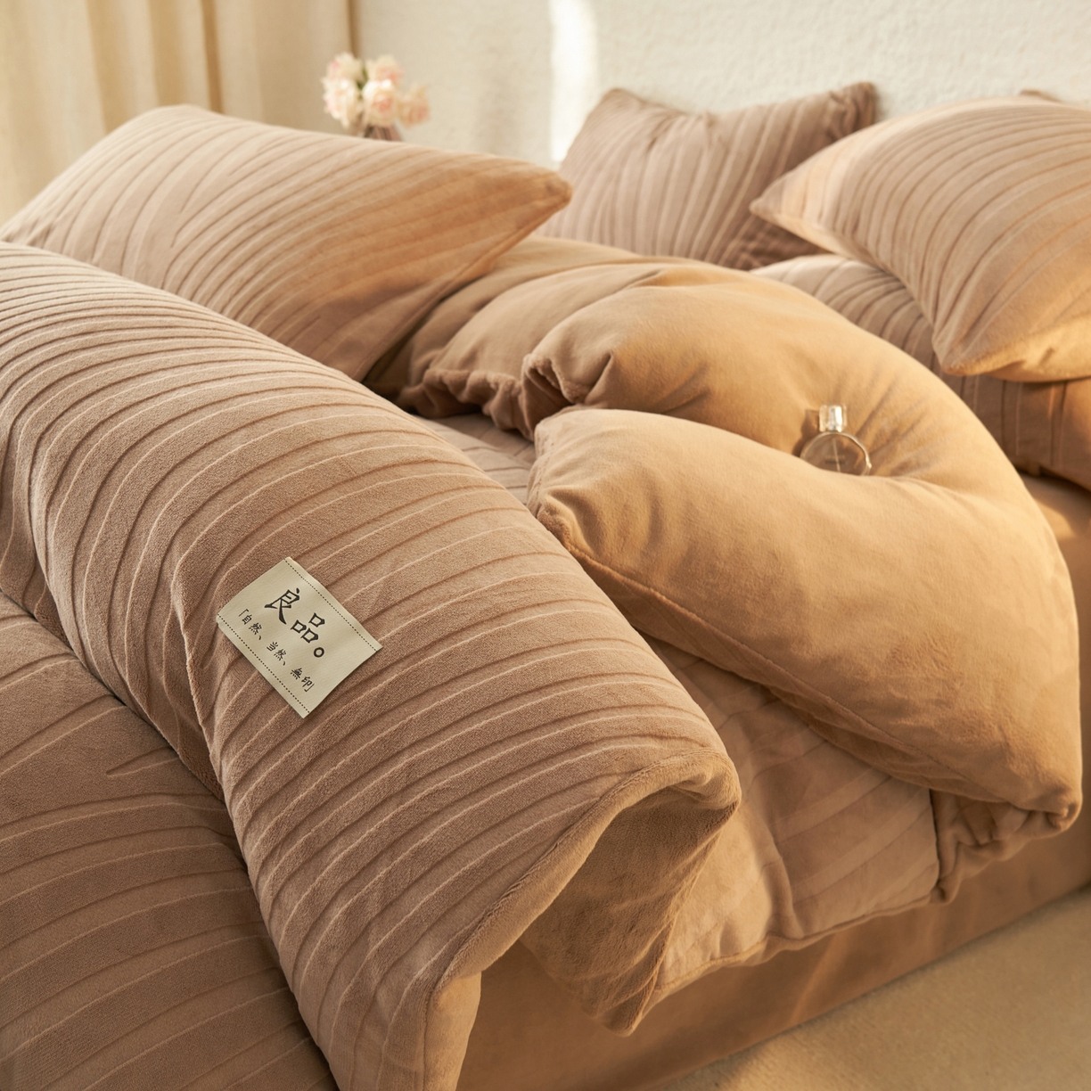 91家纺网 家纺一手货源 找家纺 寐绸家纺 2025秋冬新款230g牛奶绒曲线雕花四件套 宽条曲线四件套-奶茶咖