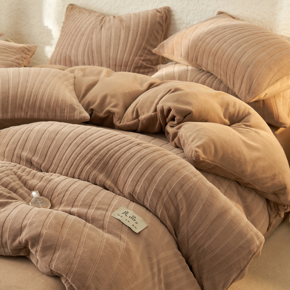 91家纺网 家纺一手货源 找家纺 寐绸家纺 2025秋冬新款230g牛奶绒曲线雕花四件套 宽条曲线四件套-奶茶咖