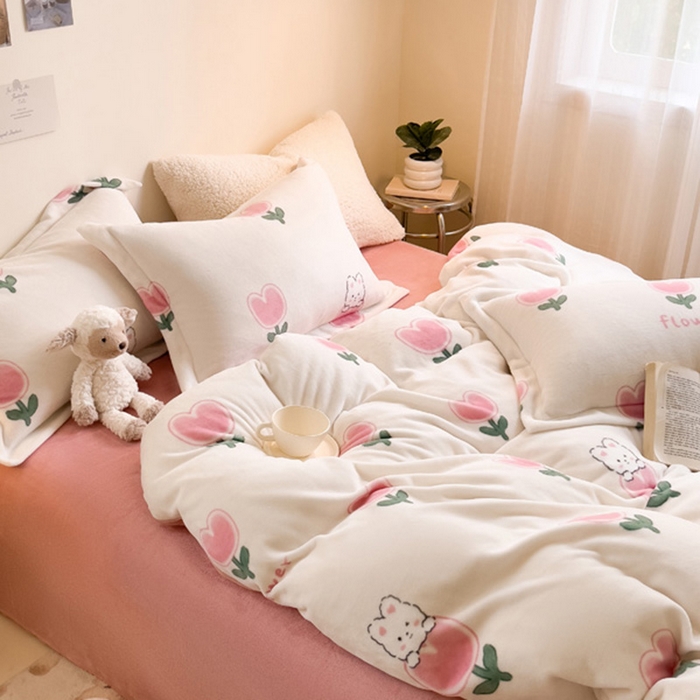 91家纺网 家纺一手货源 找家纺 宅部落 2025新款高克重牛奶绒卡通印花单被套 郁金香小兔