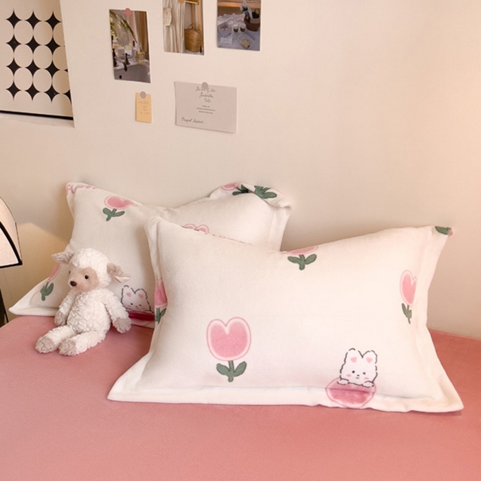 91家纺网 家纺一手货源 找家纺 宅部落 2025新款高克重牛奶绒卡通印花单被套 郁金香小兔