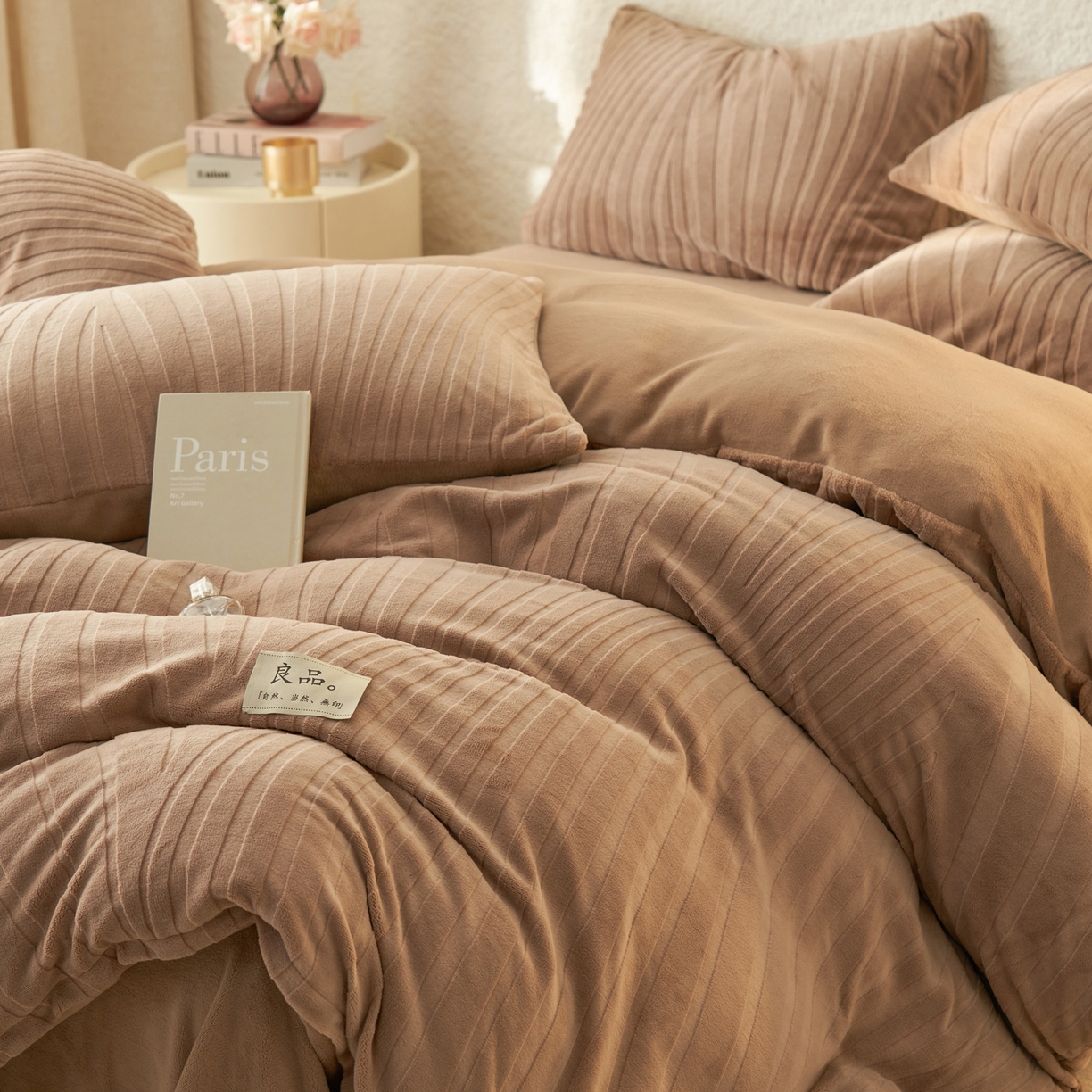 91家纺网 家纺一手货源 找家纺 寐绸家纺 2025秋冬新款230g牛奶绒曲线雕花四件套 宽条曲线四件套-奶茶咖