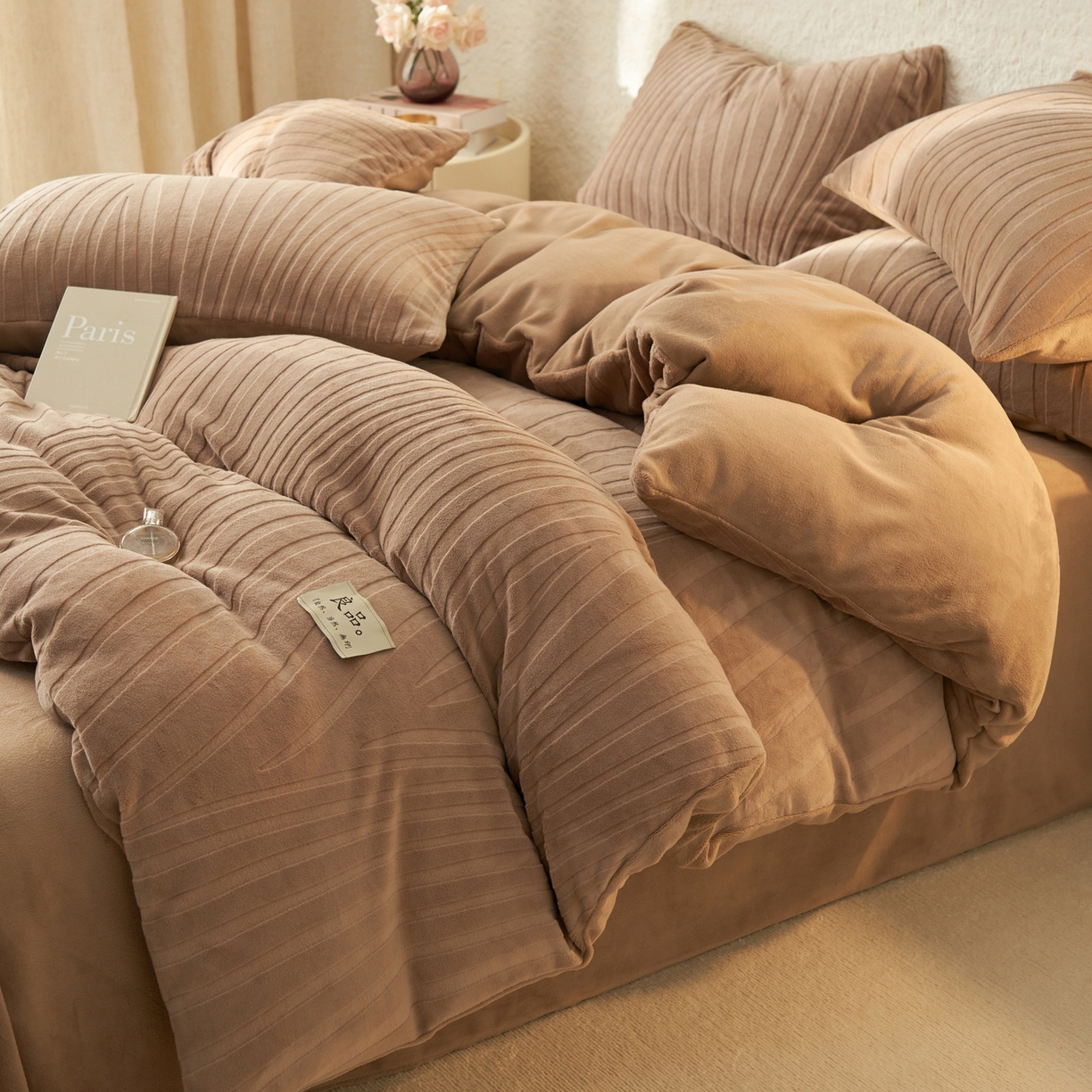 91家纺网 家纺一手货源 找家纺 寐绸家纺 2025秋冬新款230g牛奶绒曲线雕花四件套 宽条曲线四件套-奶茶咖