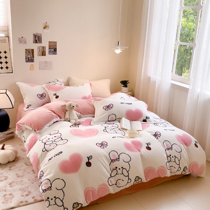 91家纺网 家纺一手货源 找家纺 宅部落 2025新款高克重牛奶绒卡通印花单被套 爱心小兔