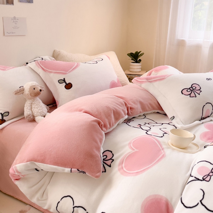 91家纺网 家纺一手货源 找家纺 宅部落 2025新款高克重牛奶绒卡通印花单被套 爱心小兔