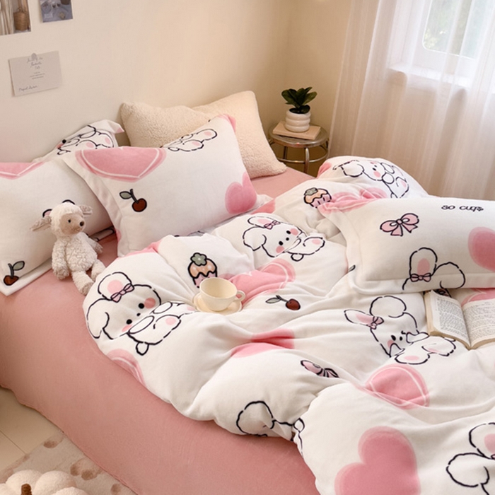 91家纺网 家纺一手货源 找家纺 宅部落 2025新款高克重牛奶绒卡通印花单被套 爱心小兔