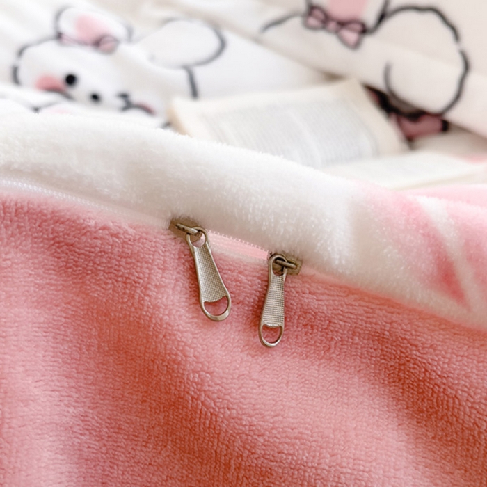 91家纺网 家纺一手货源 找家纺 宅部落 2025新款高克重牛奶绒卡通印花单被套 爱心小兔