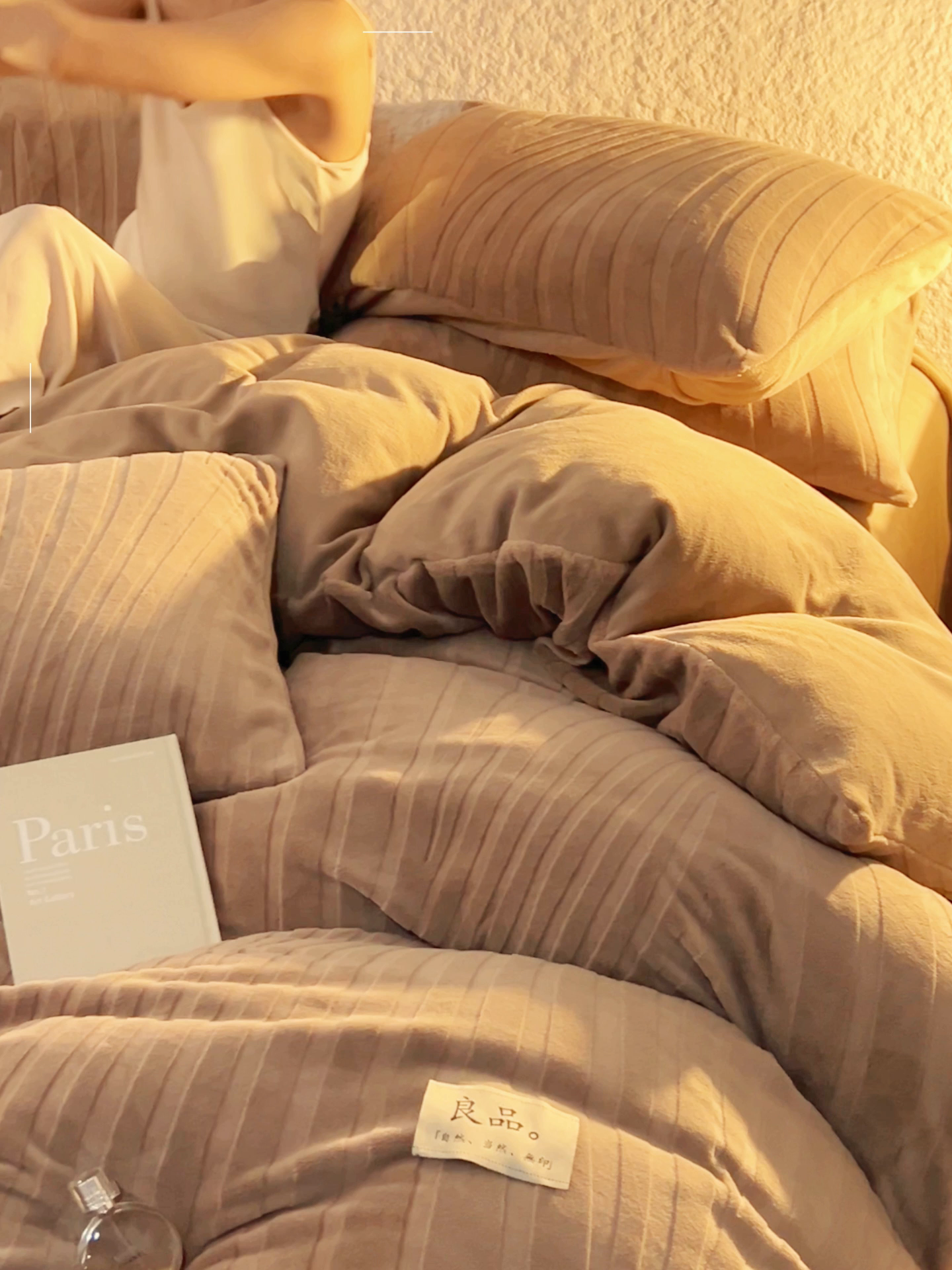 91家纺网 家纺一手货源 找家纺 寐绸家纺 2025秋冬新款230g牛奶绒曲线雕花四件套 宽条曲线四件套-奶茶咖