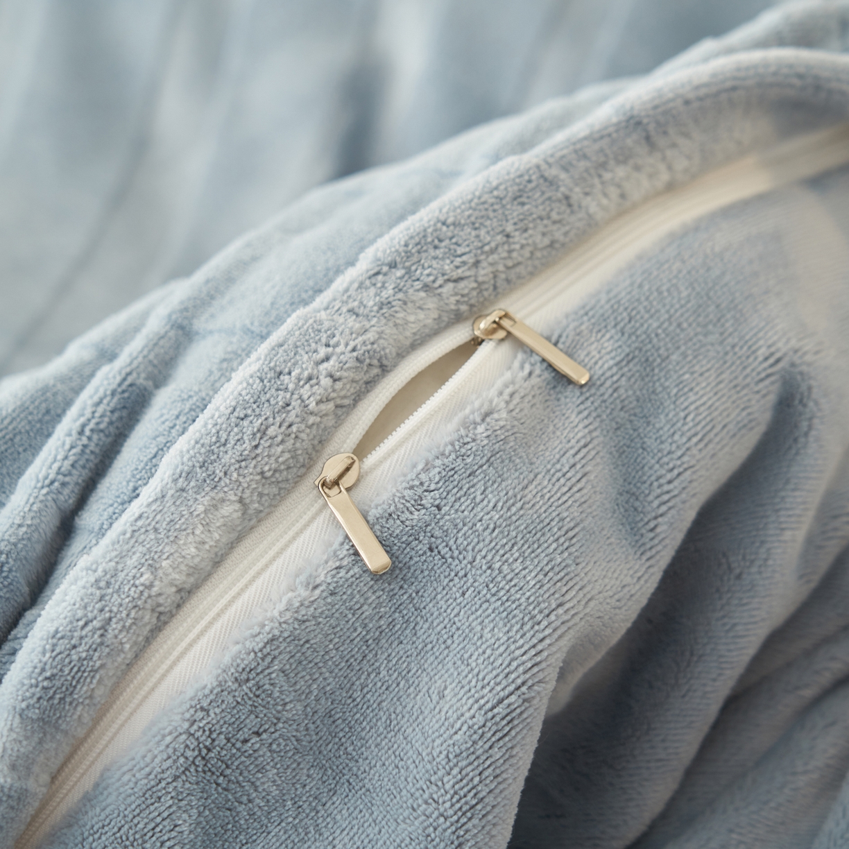 91家纺网 家纺一手货源 找家纺 寐绸家纺 2025秋冬新款230g牛奶绒曲线雕花四件套 宽条曲线四件套-浅蓝