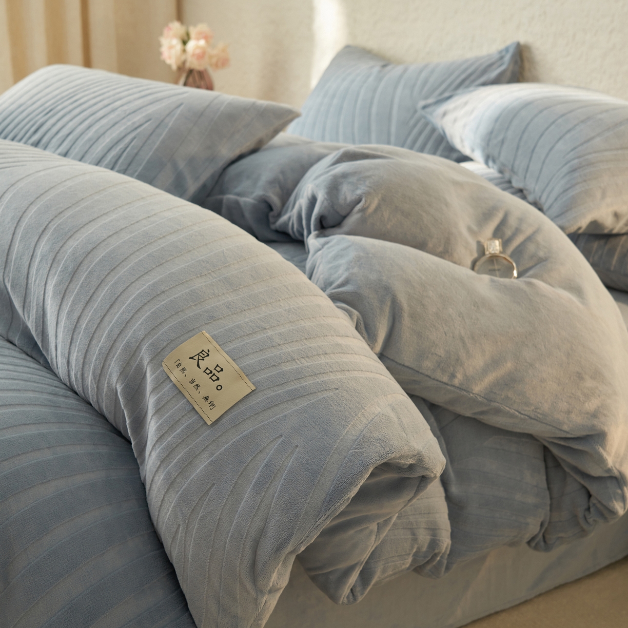 91家纺网 家纺一手货源 找家纺 寐绸家纺 2025秋冬新款230g牛奶绒曲线雕花四件套 宽条曲线四件套-浅蓝