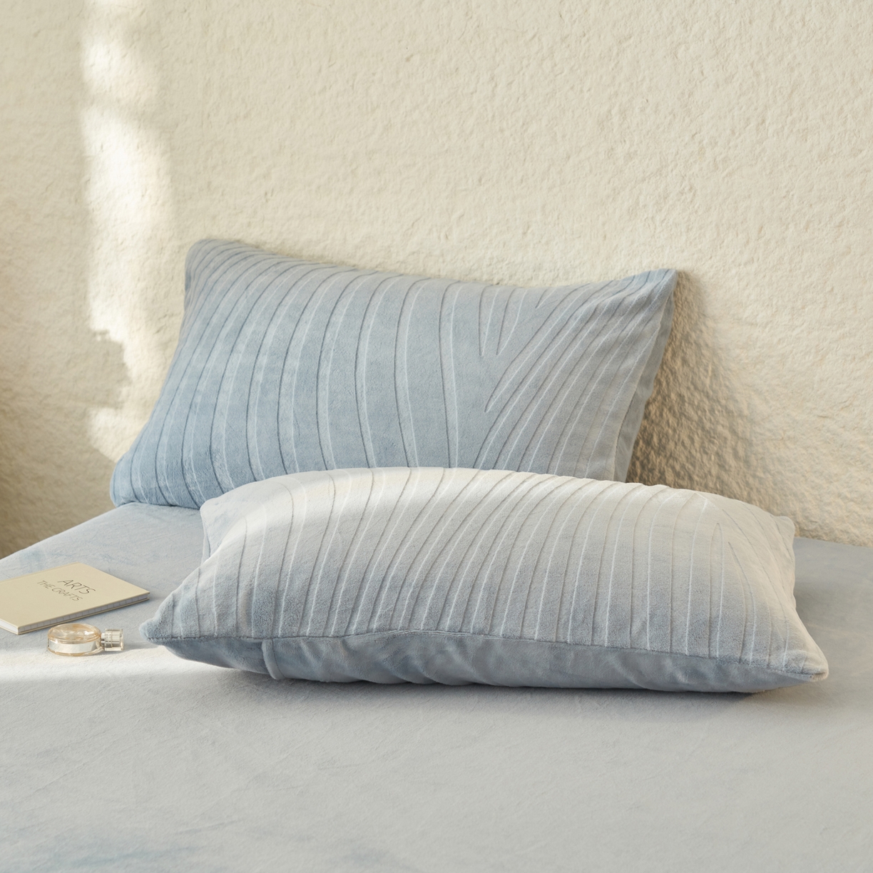 91家纺网 家纺一手货源 找家纺 寐绸家纺 2025秋冬新款230g牛奶绒曲线雕花四件套 宽条曲线四件套-浅蓝