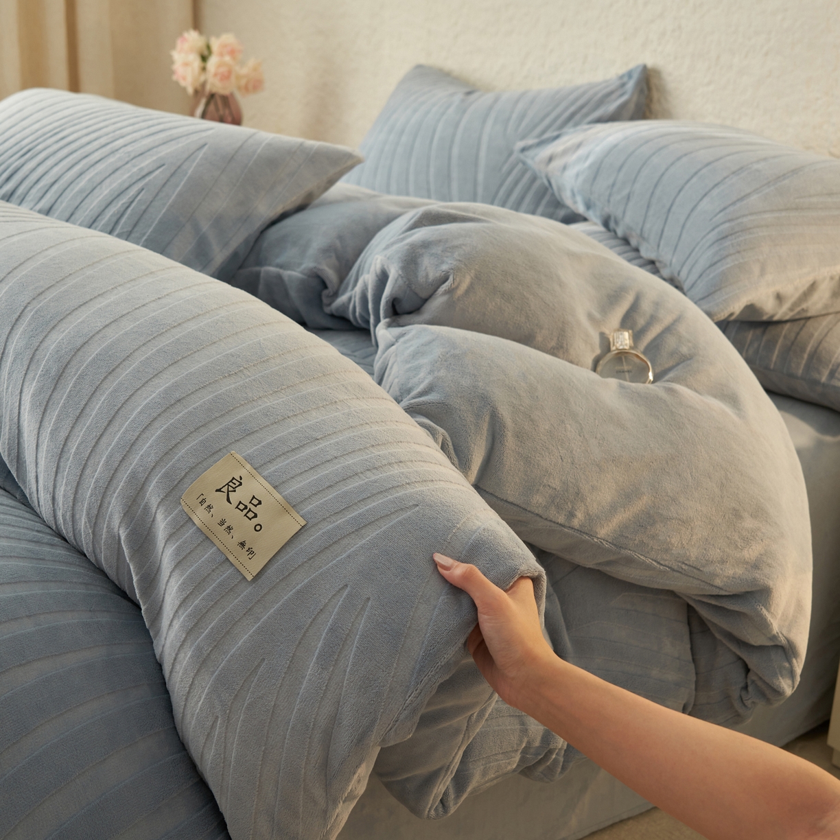 91家纺网 家纺一手货源 找家纺 寐绸家纺 2025秋冬新款230g牛奶绒曲线雕花四件套 宽条曲线四件套-浅蓝