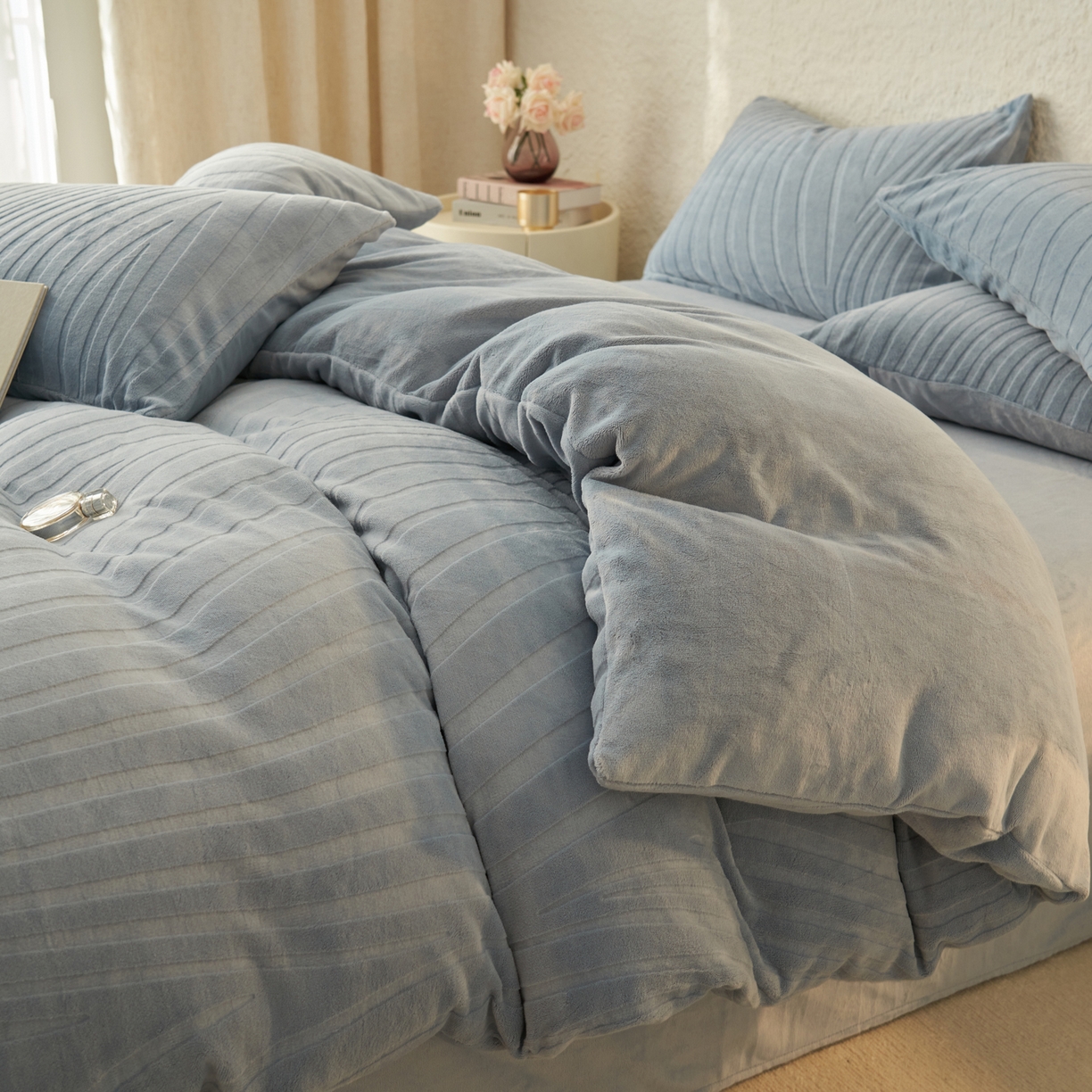 91家纺网 家纺一手货源 找家纺 寐绸家纺 2025秋冬新款230g牛奶绒曲线雕花四件套 宽条曲线四件套-浅蓝