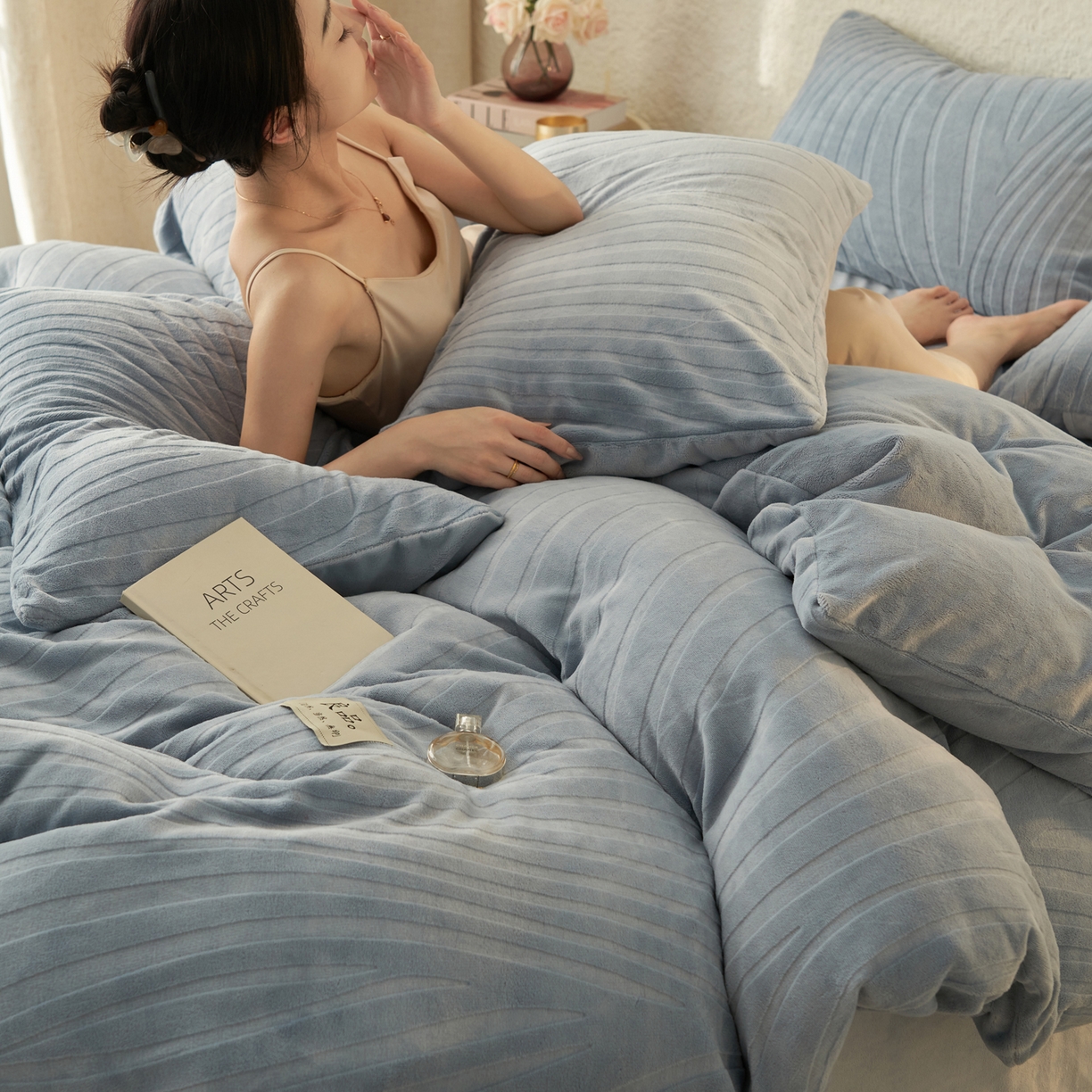 91家纺网 家纺一手货源 找家纺 寐绸家纺 2025秋冬新款230g牛奶绒曲线雕花四件套 宽条曲线四件套-浅蓝