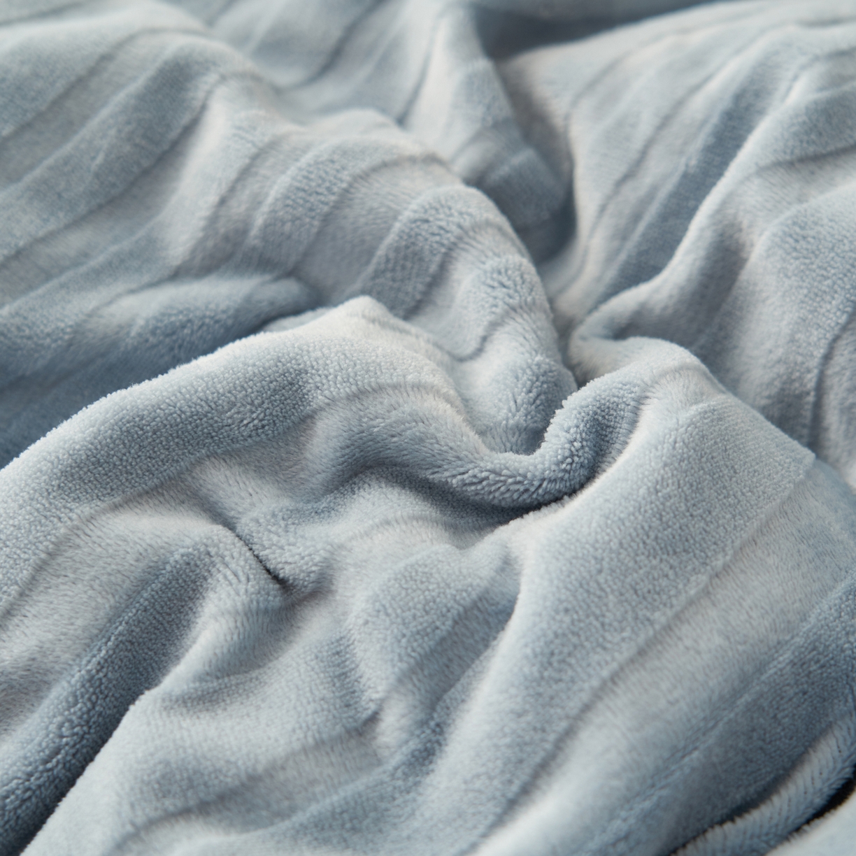 91家纺网 家纺一手货源 找家纺 寐绸家纺 2025秋冬新款230g牛奶绒曲线雕花四件套 宽条曲线四件套-浅蓝