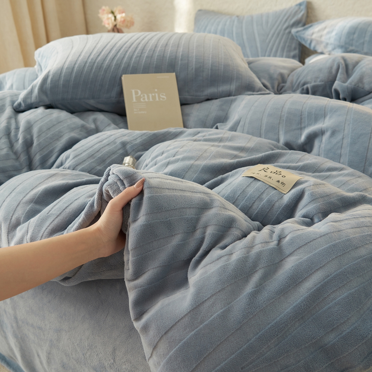 91家纺网 家纺一手货源 找家纺 寐绸家纺 2025秋冬新款230g牛奶绒曲线雕花四件套 宽条曲线四件套-浅蓝