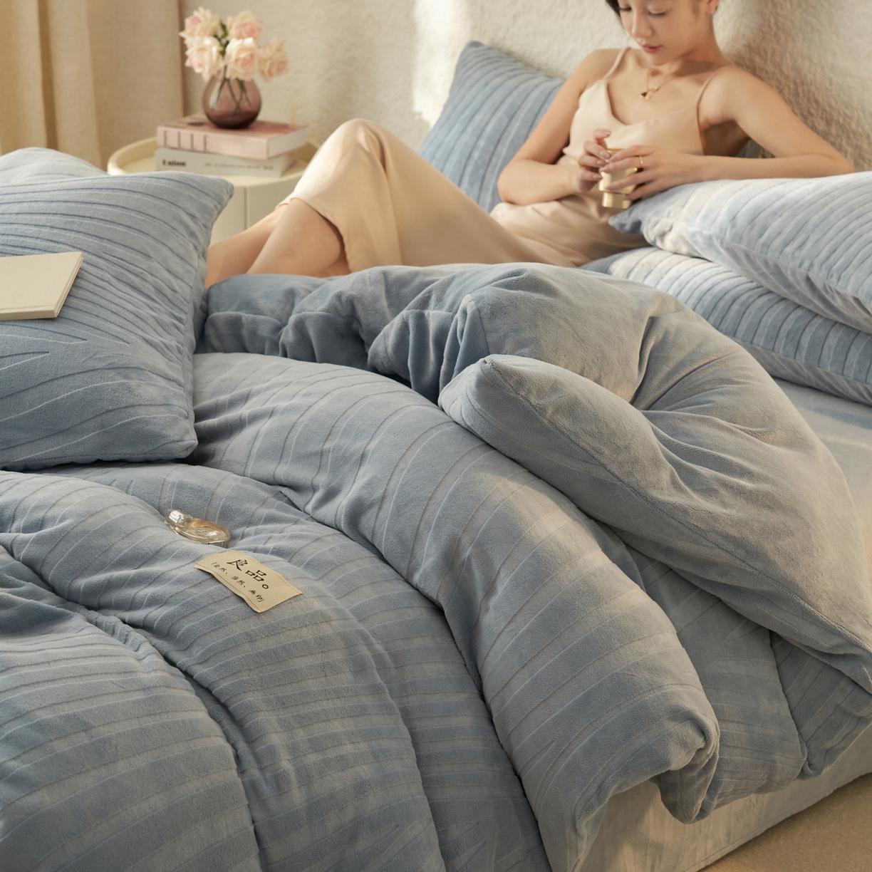 91家纺网 家纺一手货源 找家纺 寐绸家纺 2025秋冬新款230g牛奶绒曲线雕花四件套 宽条曲线四件套-浅蓝