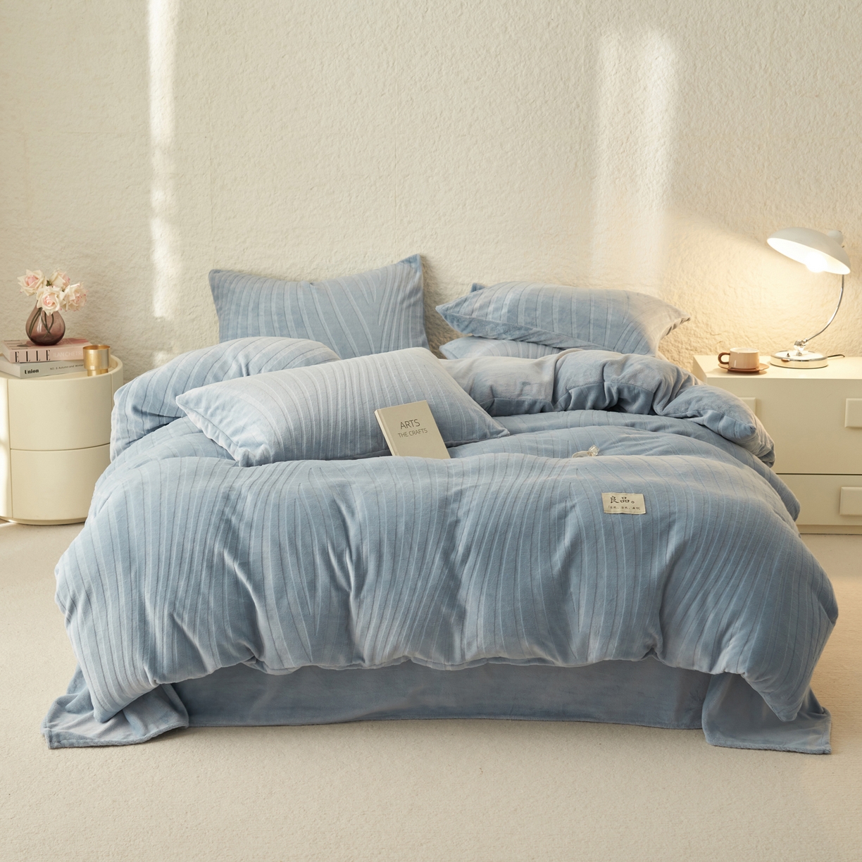 91家纺网 家纺一手货源 找家纺 寐绸家纺 2025秋冬新款230g牛奶绒曲线雕花四件套 宽条曲线四件套-浅蓝