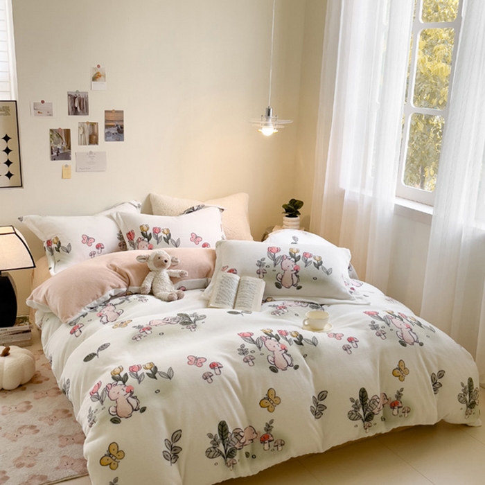 91家纺网 家纺一手货源 找家纺 宅部落 2025新款高克重牛奶绒卡通印花单被套 花丛小兔