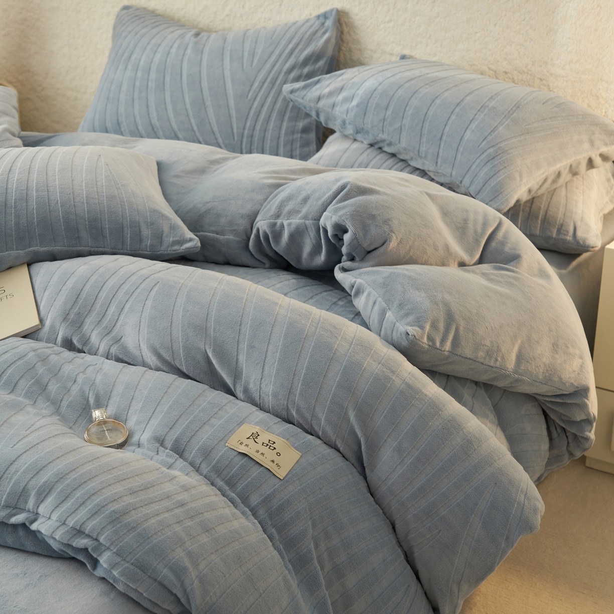 91家纺网 家纺一手货源 找家纺 寐绸家纺 2025秋冬新款230g牛奶绒曲线雕花四件套 宽条曲线四件套-浅蓝