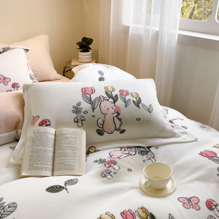 91家纺网 家纺一手货源 找家纺 宅部落 2025新款高克重牛奶绒卡通印花单被套 花丛小兔