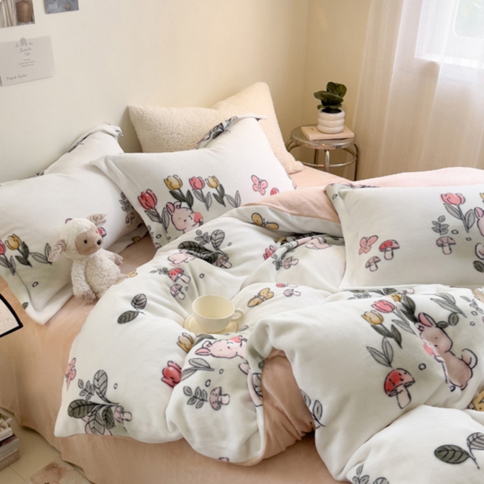 91家纺网 家纺一手货源 找家纺 宅部落 2025新款高克重牛奶绒卡通印花单被套 花丛小兔