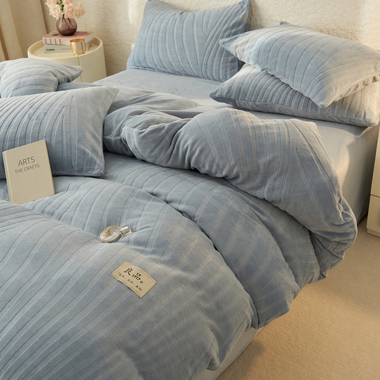 91家纺网 家纺一手货源 找家纺 寐绸家纺 2025秋冬新款230g牛奶绒曲线雕花四件套 宽条曲线四件套-浅蓝