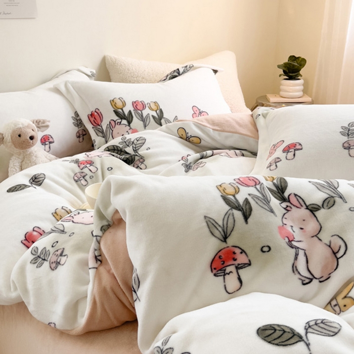 91家纺网 家纺一手货源 找家纺 宅部落 2025新款高克重牛奶绒卡通印花单被套 花丛小兔