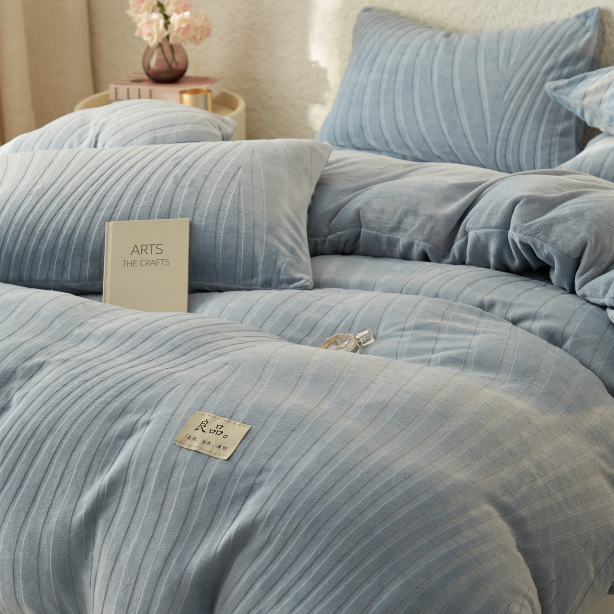 91家纺网 家纺一手货源 找家纺 寐绸家纺 2025秋冬新款230g牛奶绒曲线雕花四件套 宽条曲线四件套-浅蓝