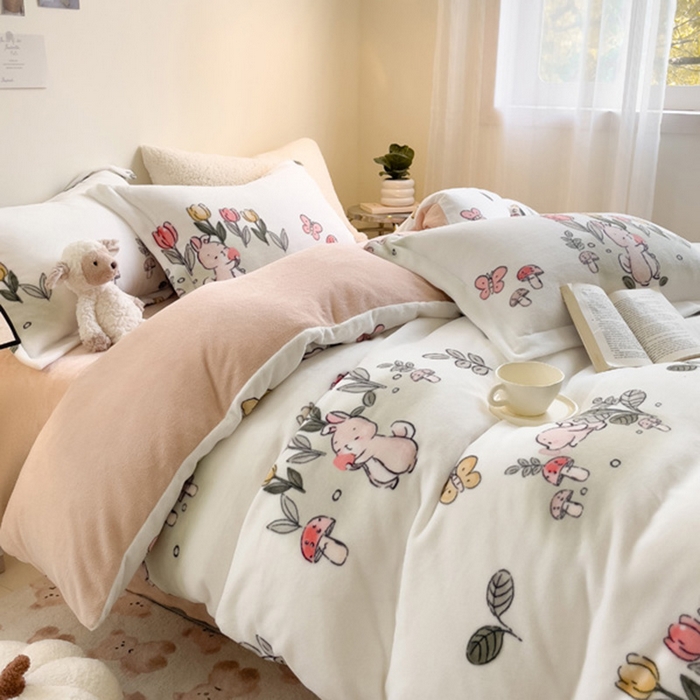 91家纺网 家纺一手货源 找家纺 宅部落 2025新款高克重牛奶绒卡通印花单被套 花丛小兔
