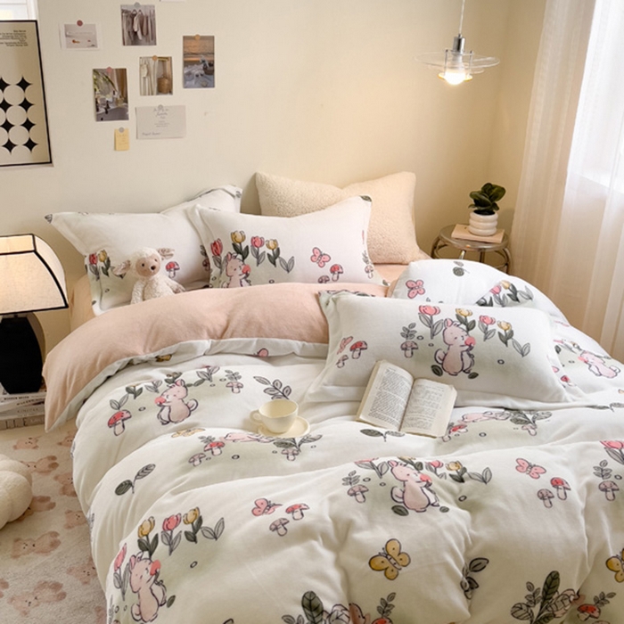 91家纺网 家纺一手货源 找家纺 宅部落 2025新款高克重牛奶绒卡通印花单被套 花丛小兔