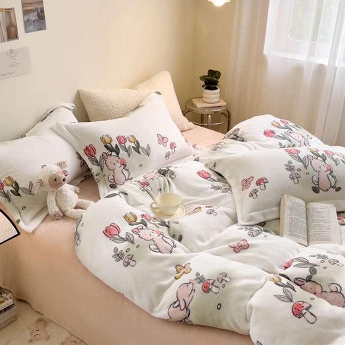 91家纺网 家纺一手货源 找家纺 宅部落 2025新款高克重牛奶绒卡通印花单被套 花丛小兔