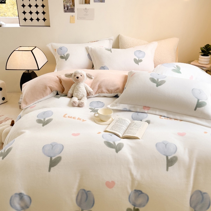 91家纺网 家纺一手货源 找家纺 宅部落 2025新款高克重牛奶绒卡通印花单被套 兰兰花