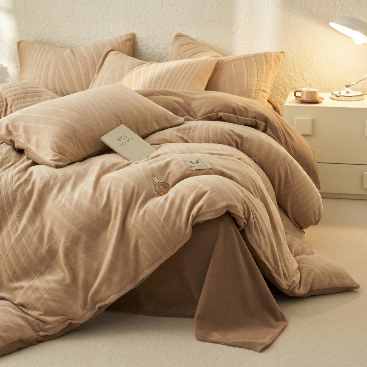 91家纺网 家纺一手货源 找家纺 寐绸家纺 2025秋冬新款230g牛奶绒曲线雕花四件套 宽条曲线四件套-驼色