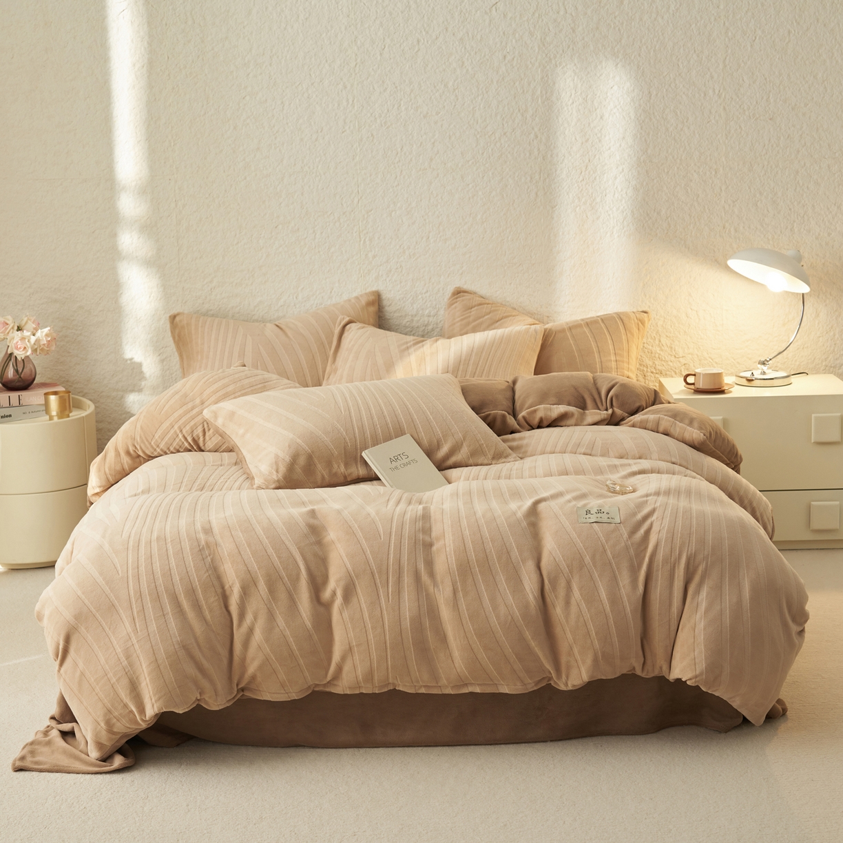 91家纺网 家纺一手货源 找家纺 寐绸家纺 2025秋冬新款230g牛奶绒曲线雕花四件套 宽条曲线四件套-驼色