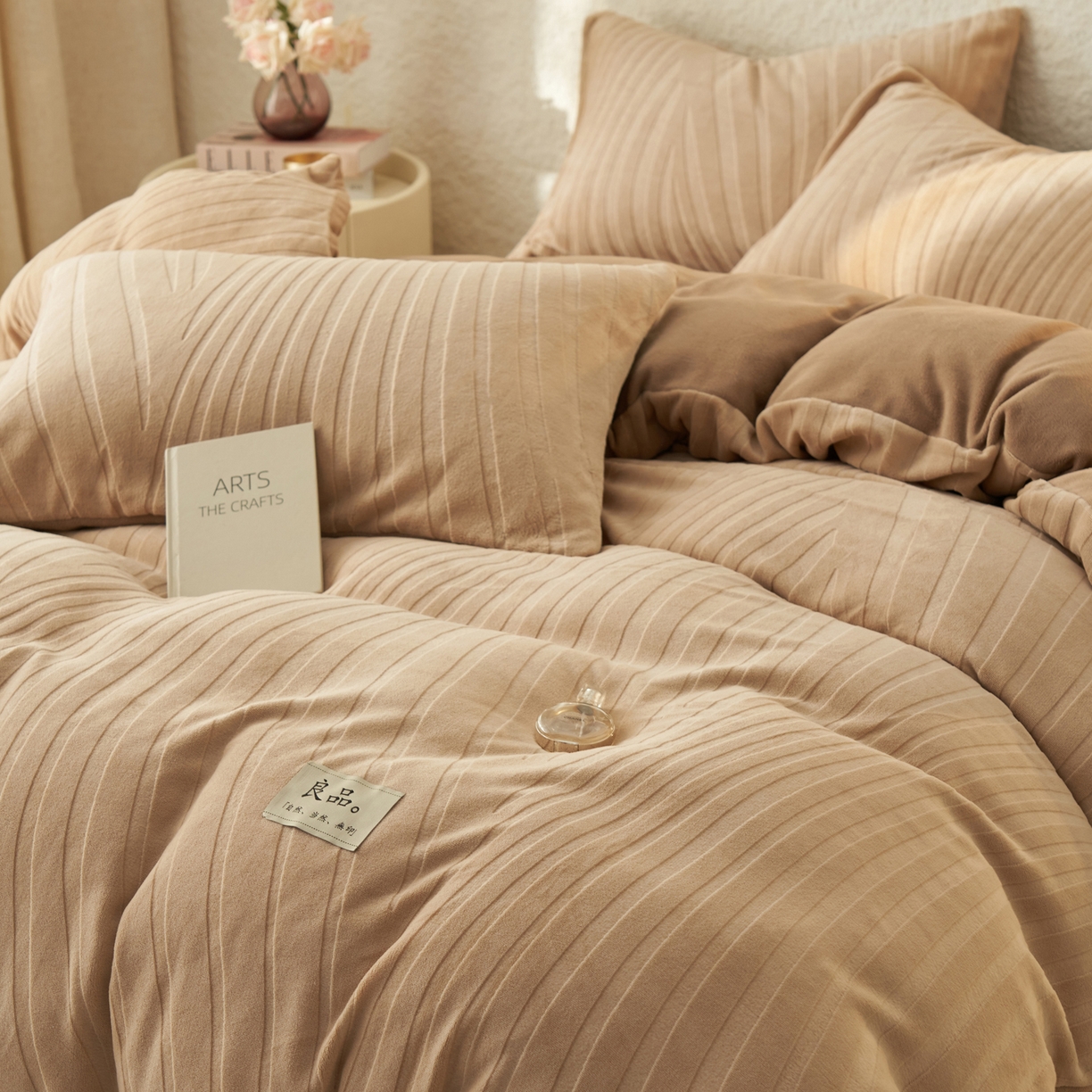 91家纺网 家纺一手货源 找家纺 寐绸家纺 2025秋冬新款230g牛奶绒曲线雕花四件套 宽条曲线四件套-驼色