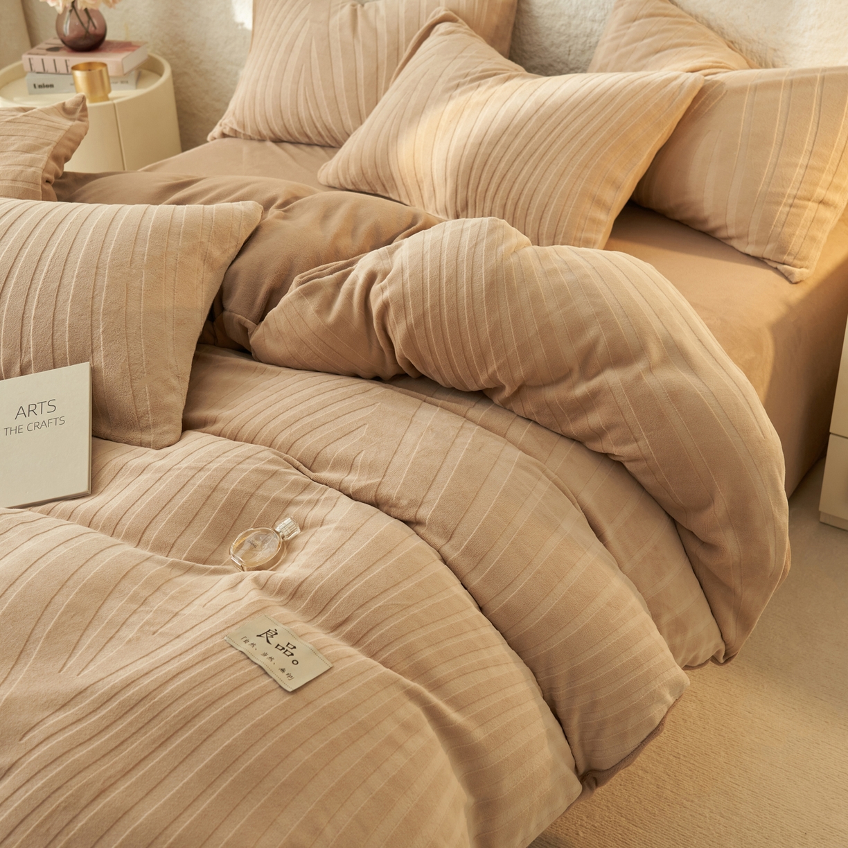 91家纺网 家纺一手货源 找家纺 寐绸家纺 2025秋冬新款230g牛奶绒曲线雕花四件套 宽条曲线四件套-驼色