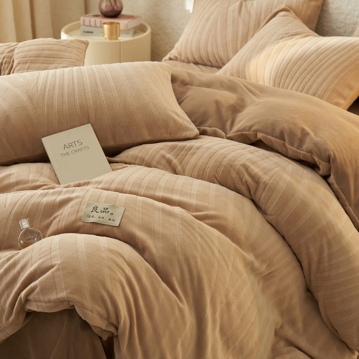 91家纺网 家纺一手货源 找家纺 寐绸家纺 2025秋冬新款230g牛奶绒曲线雕花四件套 宽条曲线四件套-驼色