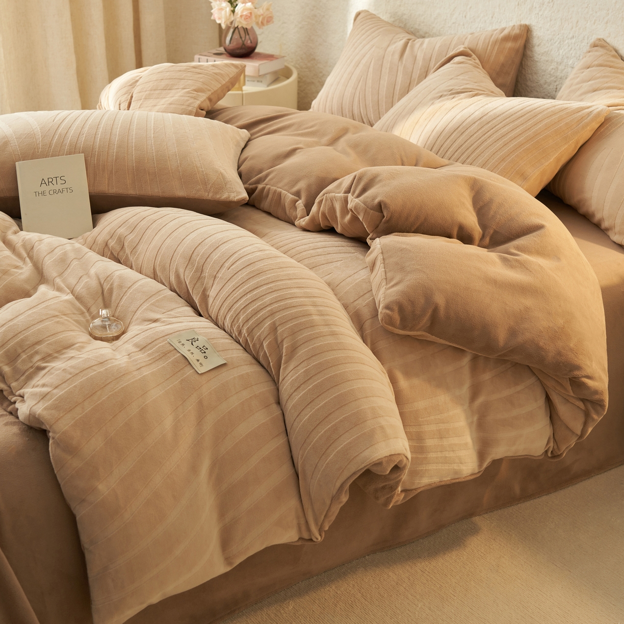 91家纺网 家纺一手货源 找家纺 寐绸家纺 2025秋冬新款230g牛奶绒曲线雕花四件套 宽条曲线四件套-驼色