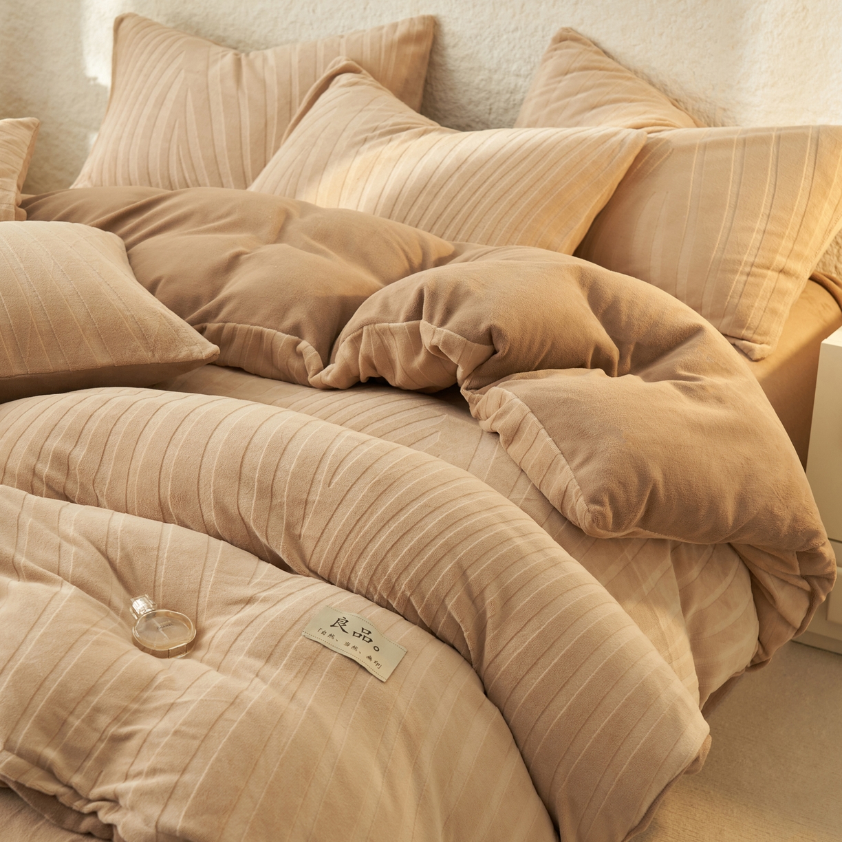 91家纺网 家纺一手货源 找家纺 寐绸家纺 2025秋冬新款230g牛奶绒曲线雕花四件套 宽条曲线四件套-驼色