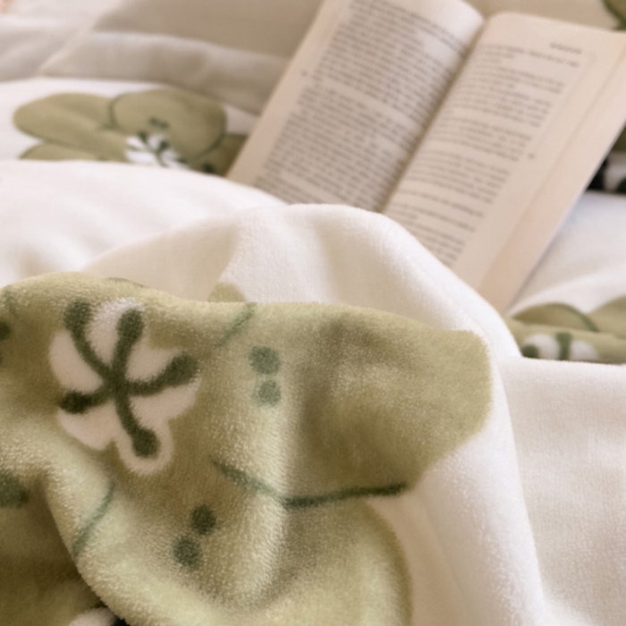 91家纺网 家纺一手货源 找家纺 宅部落 2025新款高克重牛奶绒卡通印花单被套 绿丛