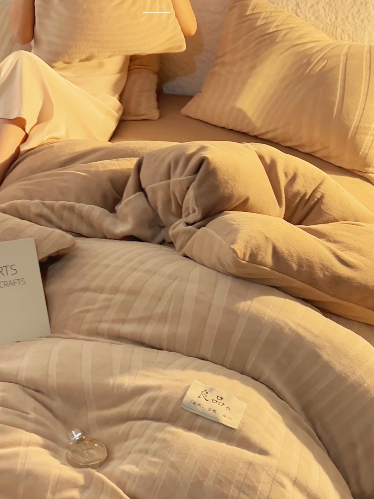 91家纺网 家纺一手货源 找家纺 寐绸家纺 2025秋冬新款230g牛奶绒曲线雕花四件套 宽条曲线四件套-驼色