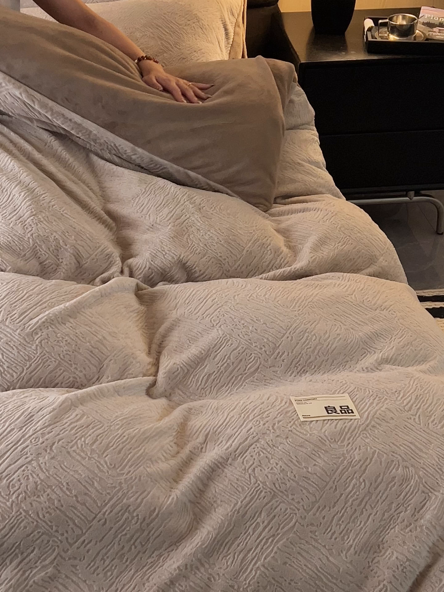 91家纺网 家纺一手货源 找家纺 （总）寐绸家纺 2025秋冬新款230g牛奶绒肌理雕花四件套