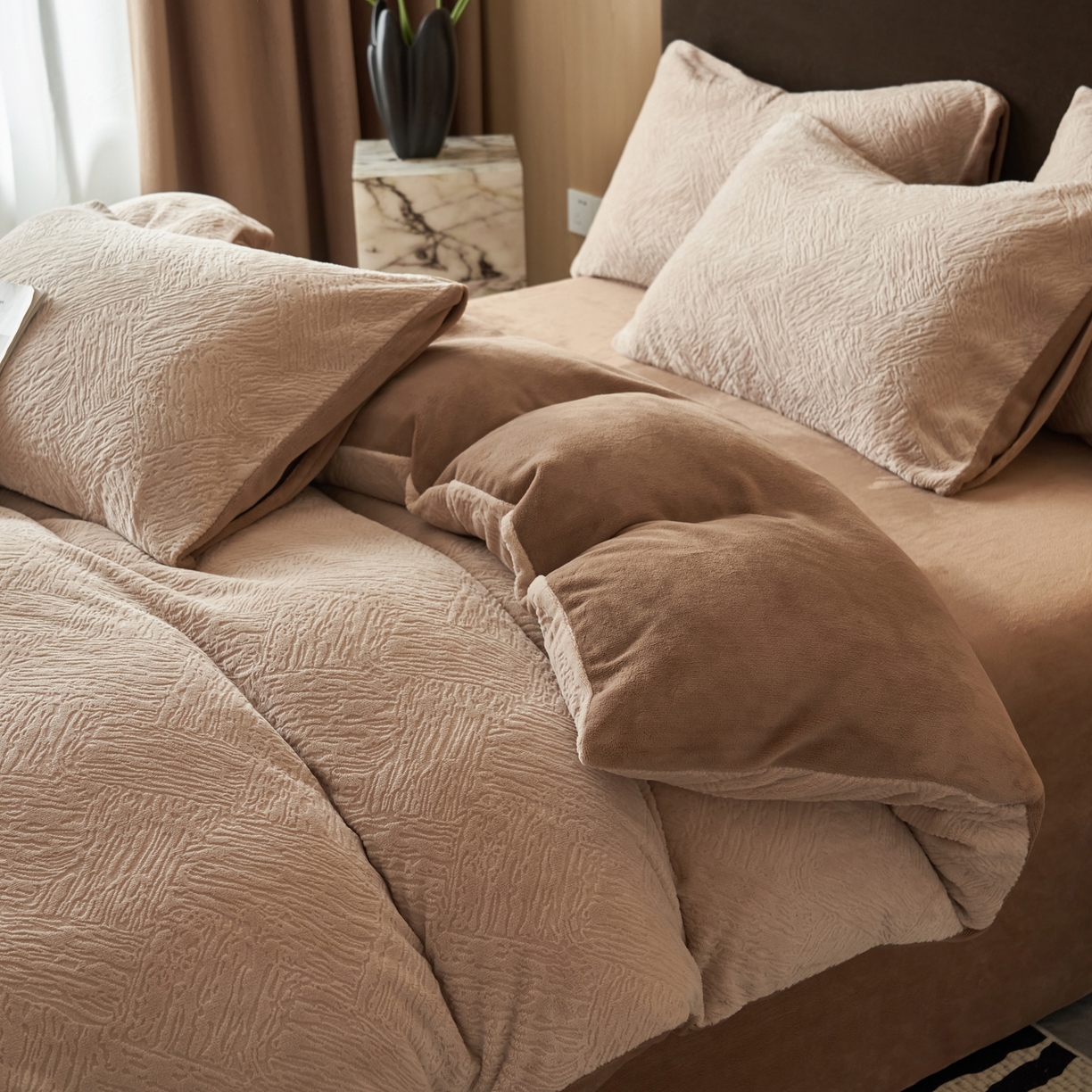 91家纺网 家纺一手货源 找家纺 （总）寐绸家纺 2025秋冬新款230g牛奶绒肌理雕花四件套