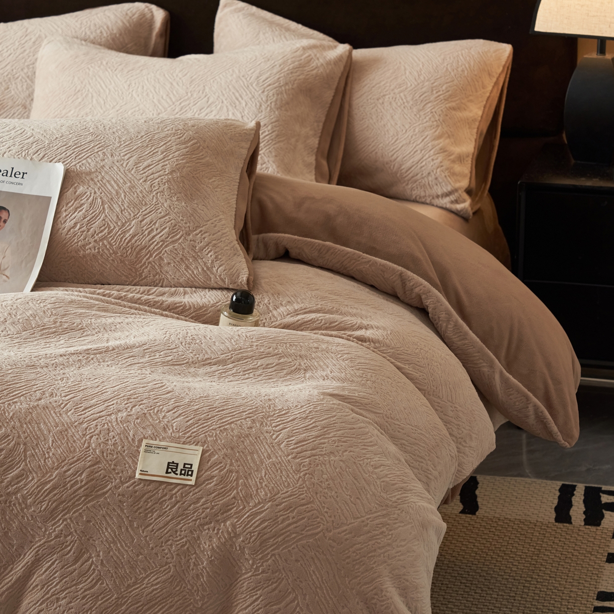 91家纺网 家纺一手货源 找家纺 （总）寐绸家纺 2025秋冬新款230g牛奶绒肌理雕花四件套