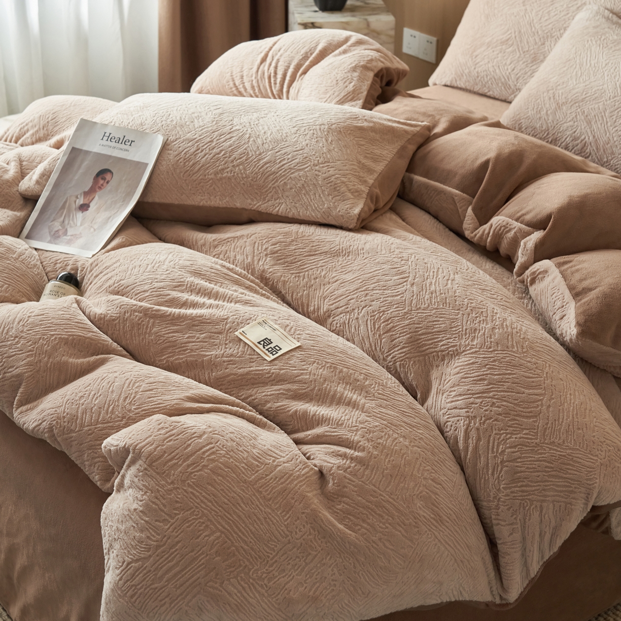 91家纺网 家纺一手货源 找家纺 （总）寐绸家纺 2025秋冬新款230g牛奶绒肌理雕花四件套