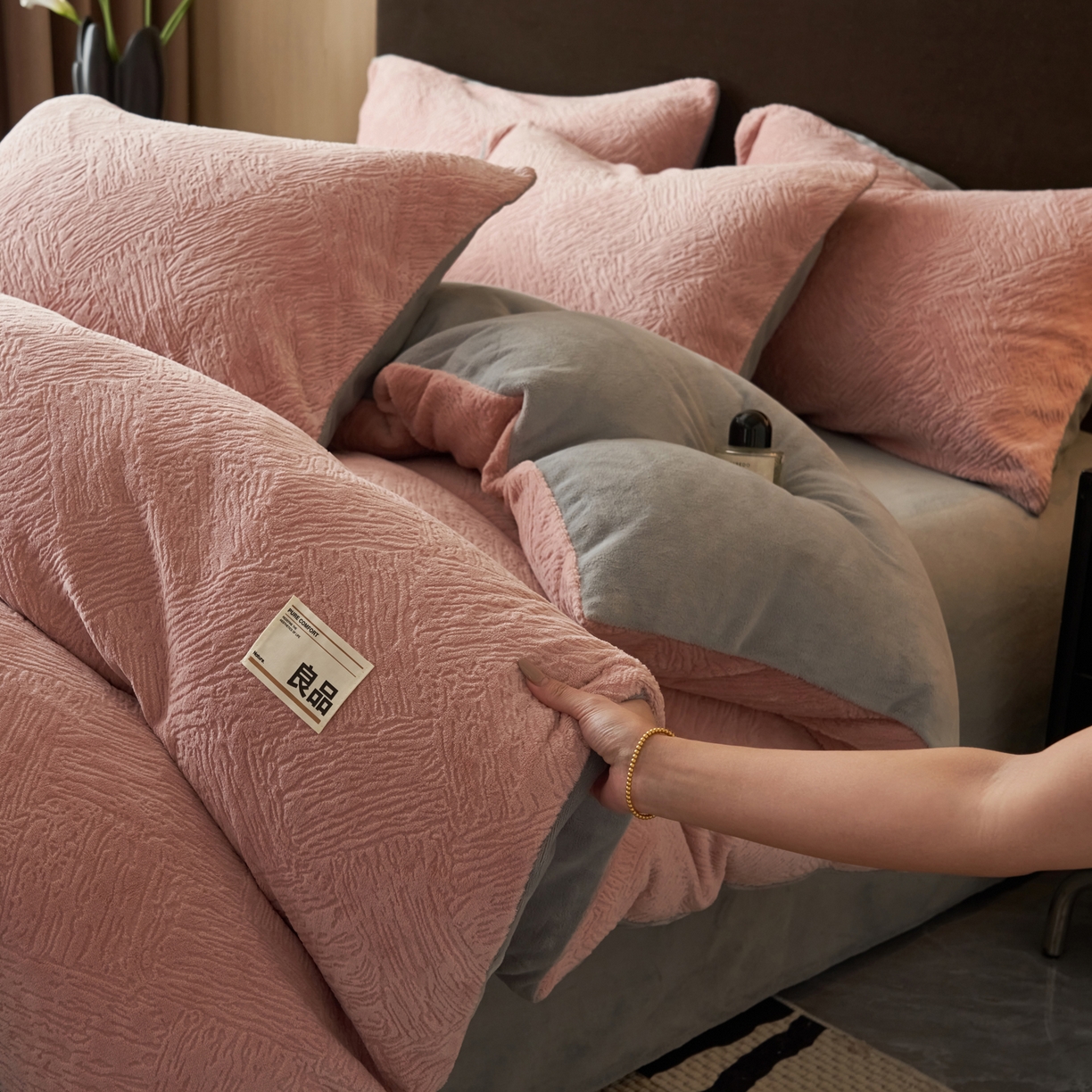 91家纺网 家纺一手货源 找家纺 （总）寐绸家纺 2025秋冬新款230g牛奶绒肌理雕花四件套