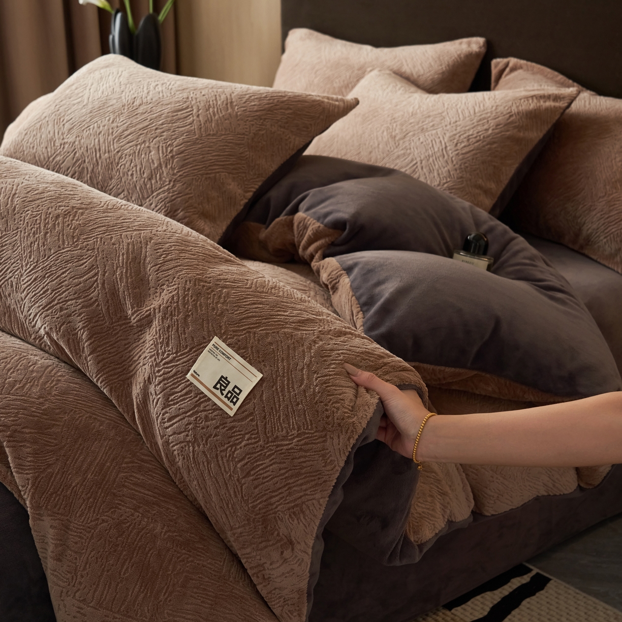 91家纺网 家纺一手货源 找家纺 （总）寐绸家纺 2025秋冬新款230g牛奶绒肌理雕花四件套